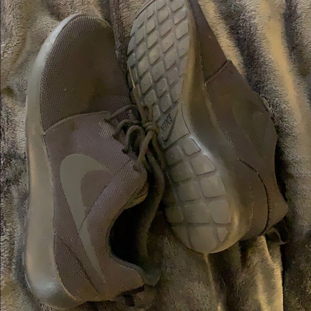 All black Nike roshe